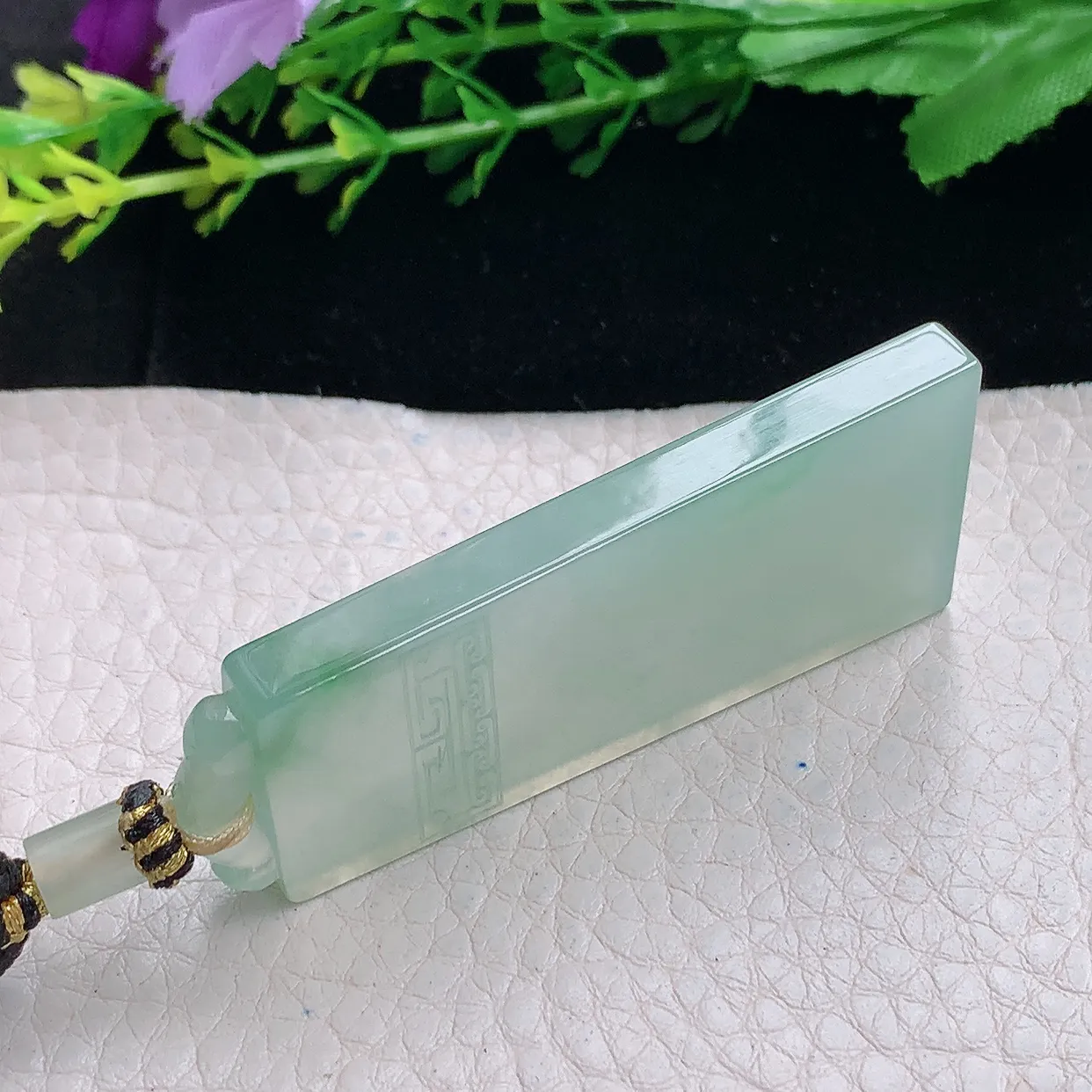 yl自然光57.8*24.3*5.5天然缅甸翡翠a货精雕冰晴秀气无事牌玉吊坠 玉挂件