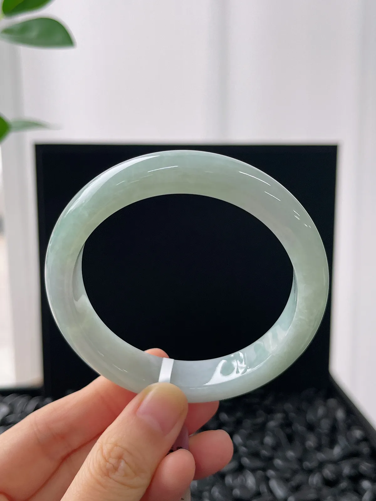 正圈57圈口，翡翠糯化种飘绿手镯