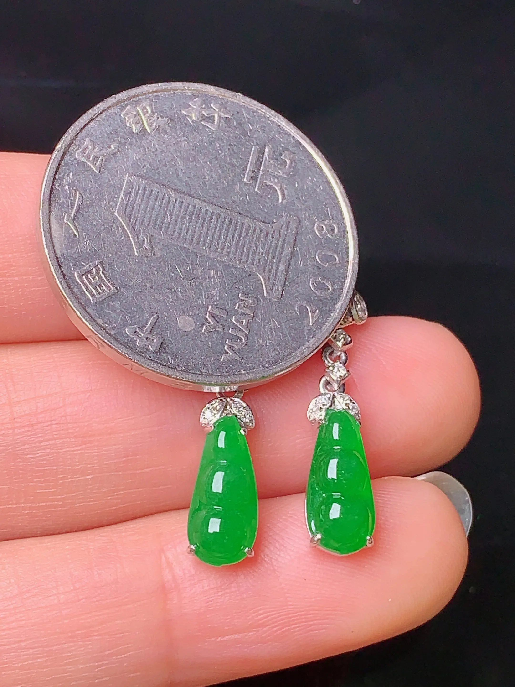 18k金钻镶嵌满绿四季豆耳坠 玉质细腻 色泽清新艳丽 整体尺寸22.2*5*4.3