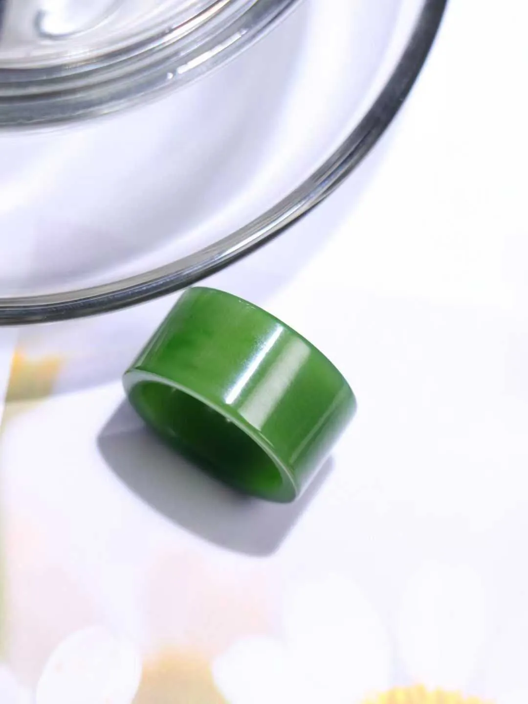 （古韵.扳指）

精品和田玉碧玉扳指 指环 戒圈。七号矿老料 纯正菠菜绿，直切工艺，款式精美，玉质细腻温润，油润感十足， 整器古韵生辉。优雅高贵。运筹帷幄于掌中，决胜于千里之外。

重7.5克   圈口20mm 尺寸12.5-2.8mm FS8242041278O