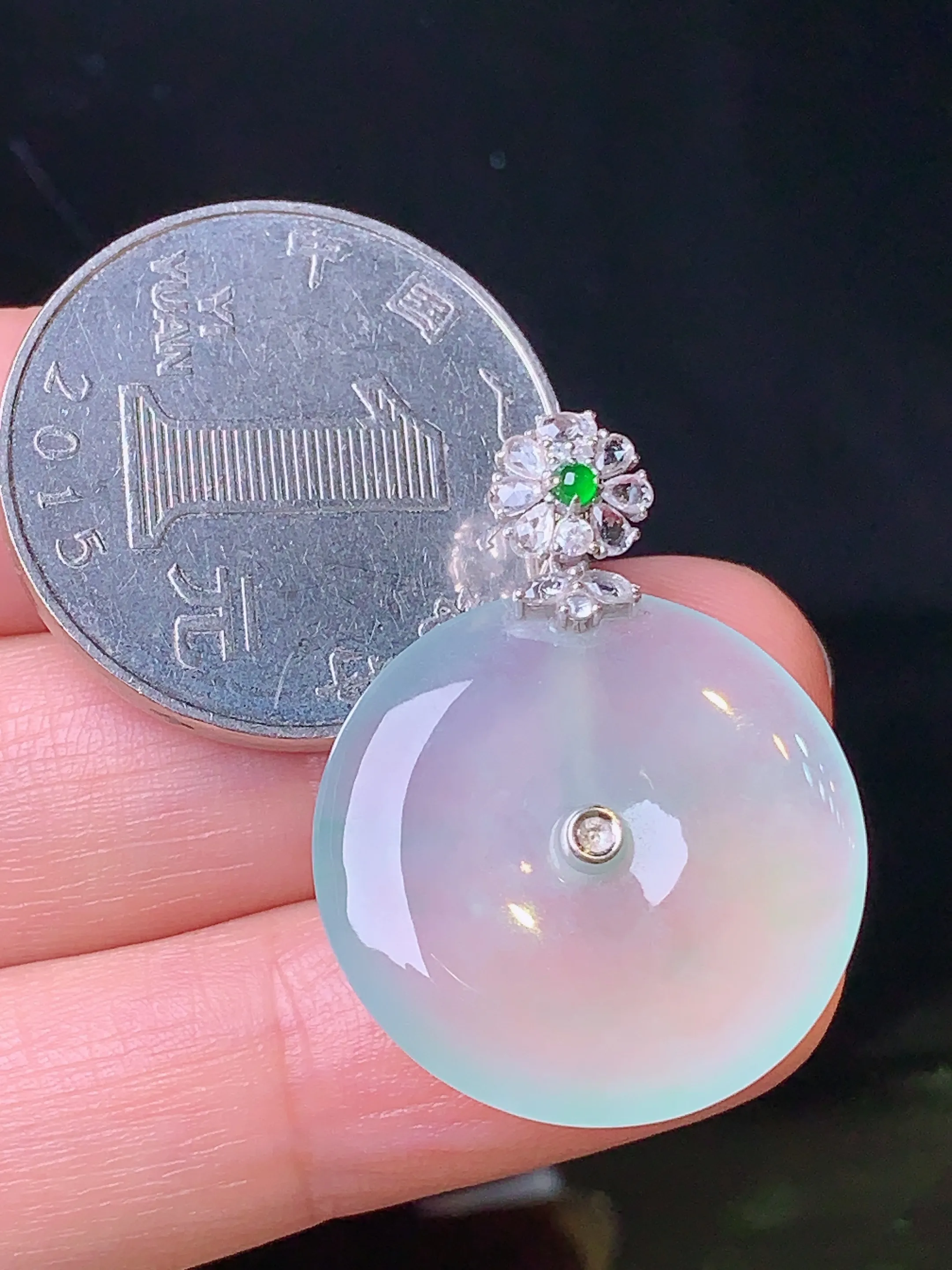 18k金钻镶嵌冰种平安扣吊坠 玉质细腻 色泽艳丽 整体尺寸29.7*22.7*4