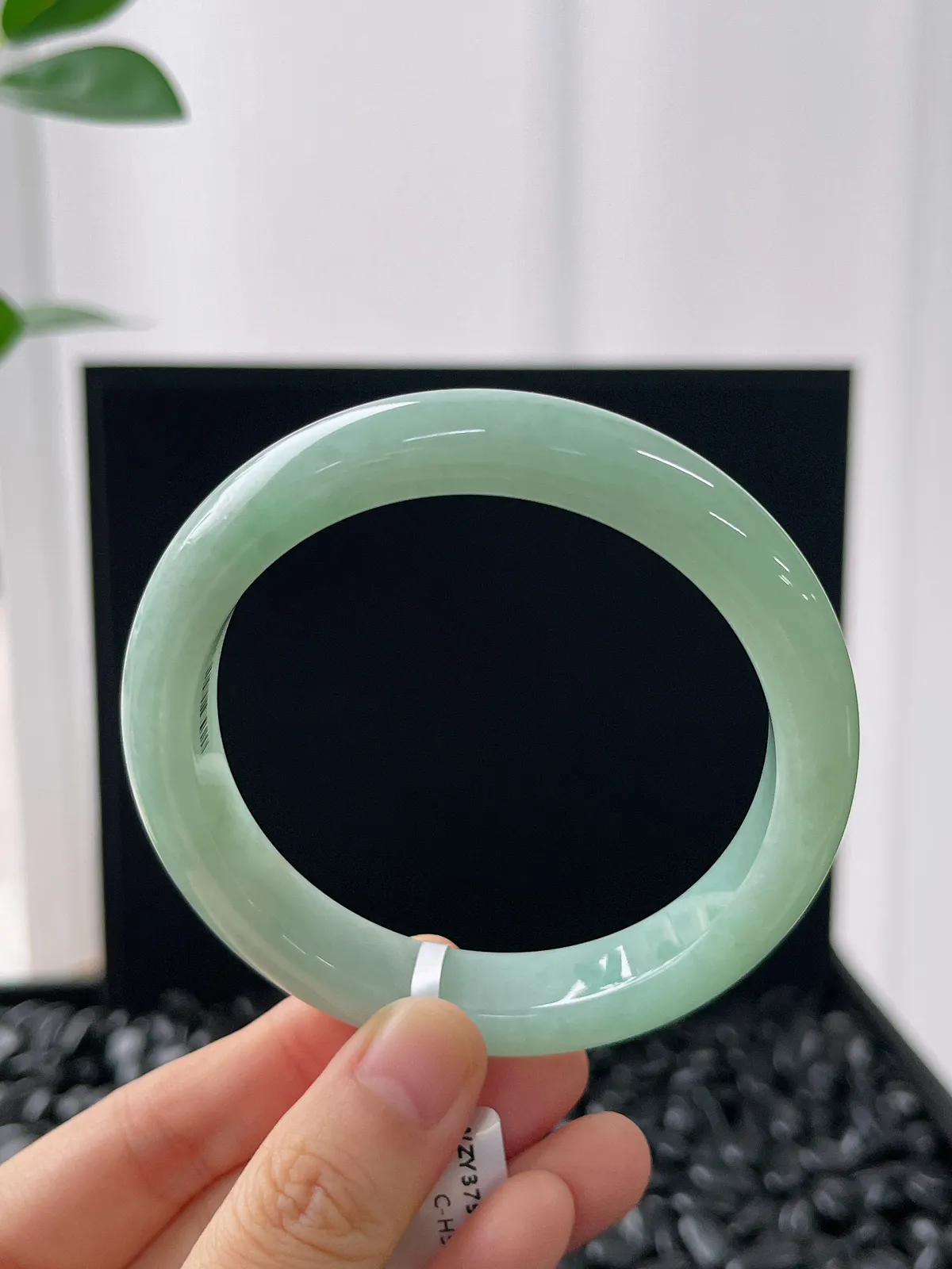 正圈59.6圈口，翡翠糯化种淡绿色手镯