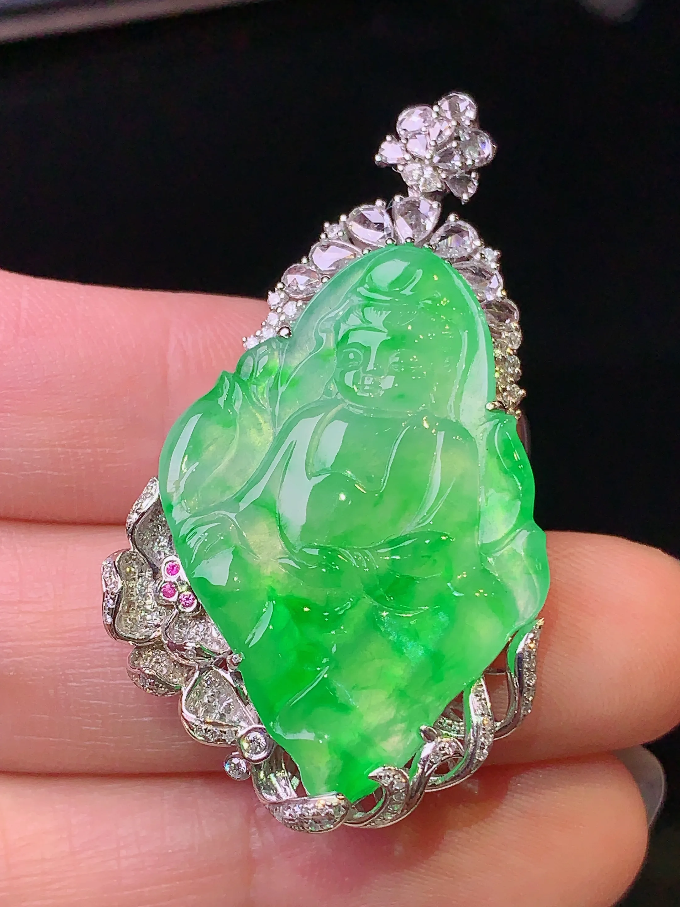 18k金钻镶嵌翠绿宝宝观音吊坠 玉质细腻 色泽艳丽 整体尺寸44.8*24.8*6.5