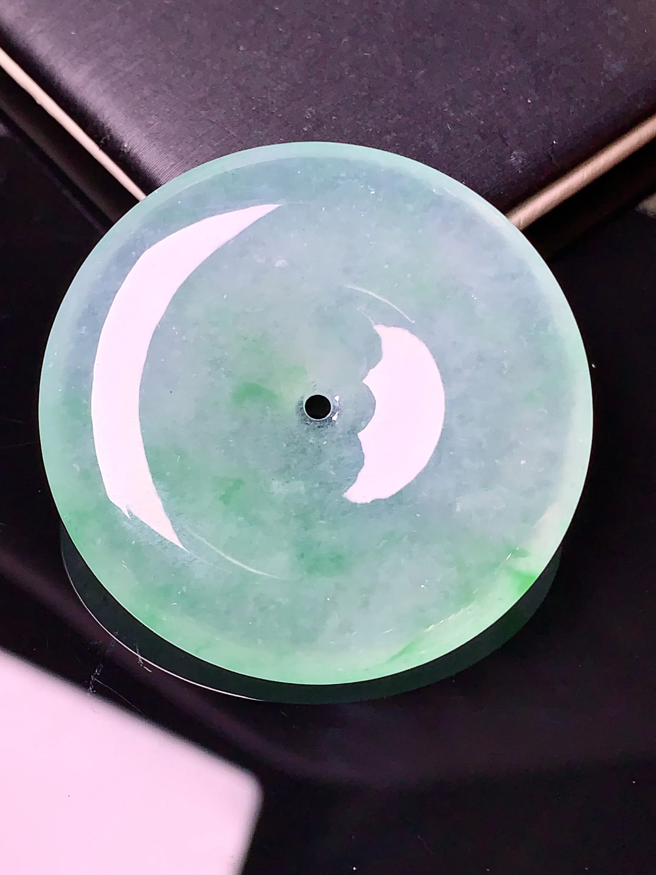 飘绿平安扣吊坠 玉质细腻 色泽艳丽 整体尺寸35.2*6