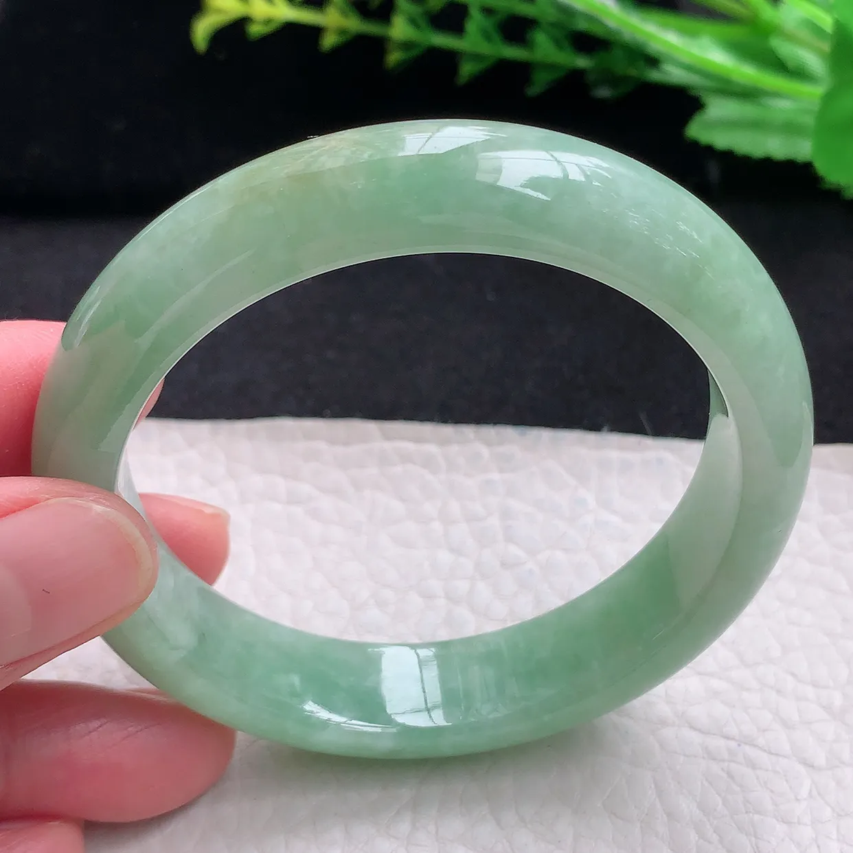 n自然光56*13.5*8.3平安镯 天然翡翠a货满绿宽边玉手镯 玉手环
