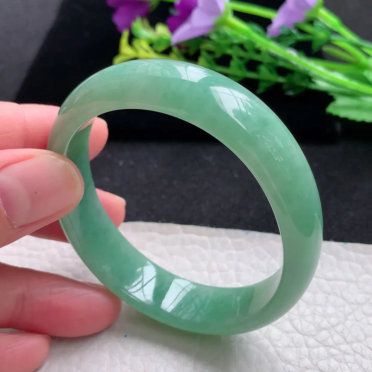 n自然光55*49*14*6.8贵妃镯 天然翡翠a货满绿高雅蛋形宽边玉手镯 玉手环