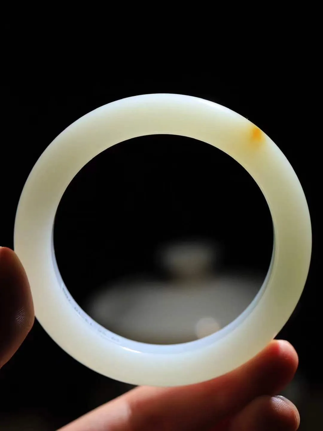 【暖玉生香·手镯】

收藏级臻品️️和田玉糖白玉手镯，质地油润细腻，色泽高贵典雅，镯型古朴典雅。在诗情画意的雨巷相遇，你是我腕间的一抹风情，有你眸有深情，清风荡漾湖间静水，我愿俯身低眉，在烟波涟漪处，寻你深情倩影。内径58mm 尺寸13.7-10mm 重70.3克45110632A