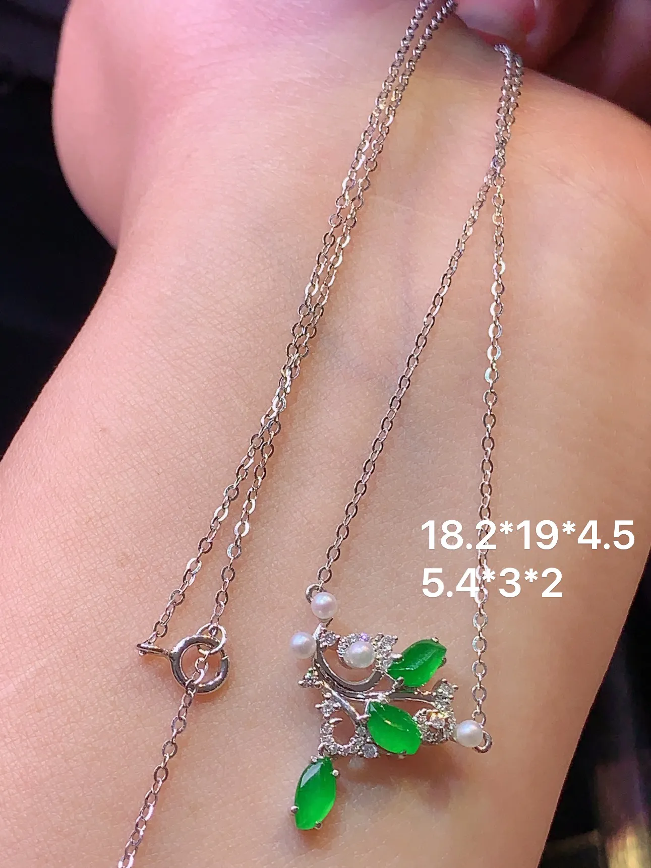 18k金钻镶嵌满绿随形项链 玉质细腻 色泽艳丽 整体尺寸18.2*19*4.5
