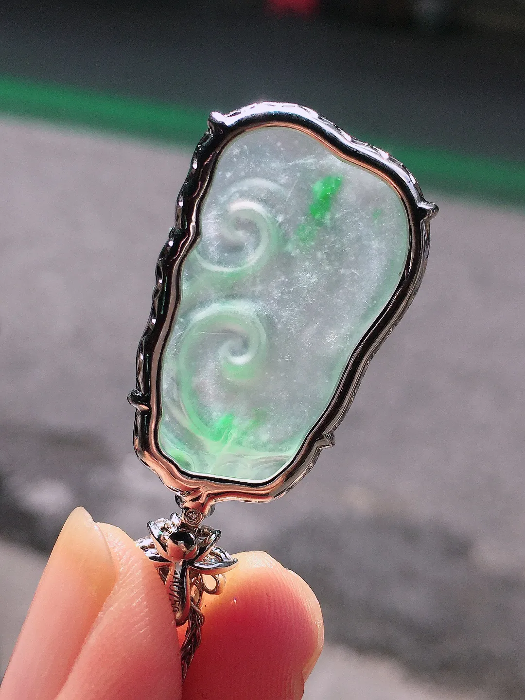 冰飘花如意吊坠，色泽艳丽，玉质细腻，荧光感超
强，饱满圆润，尽显优雅气质，18k
金豪华镶嵌