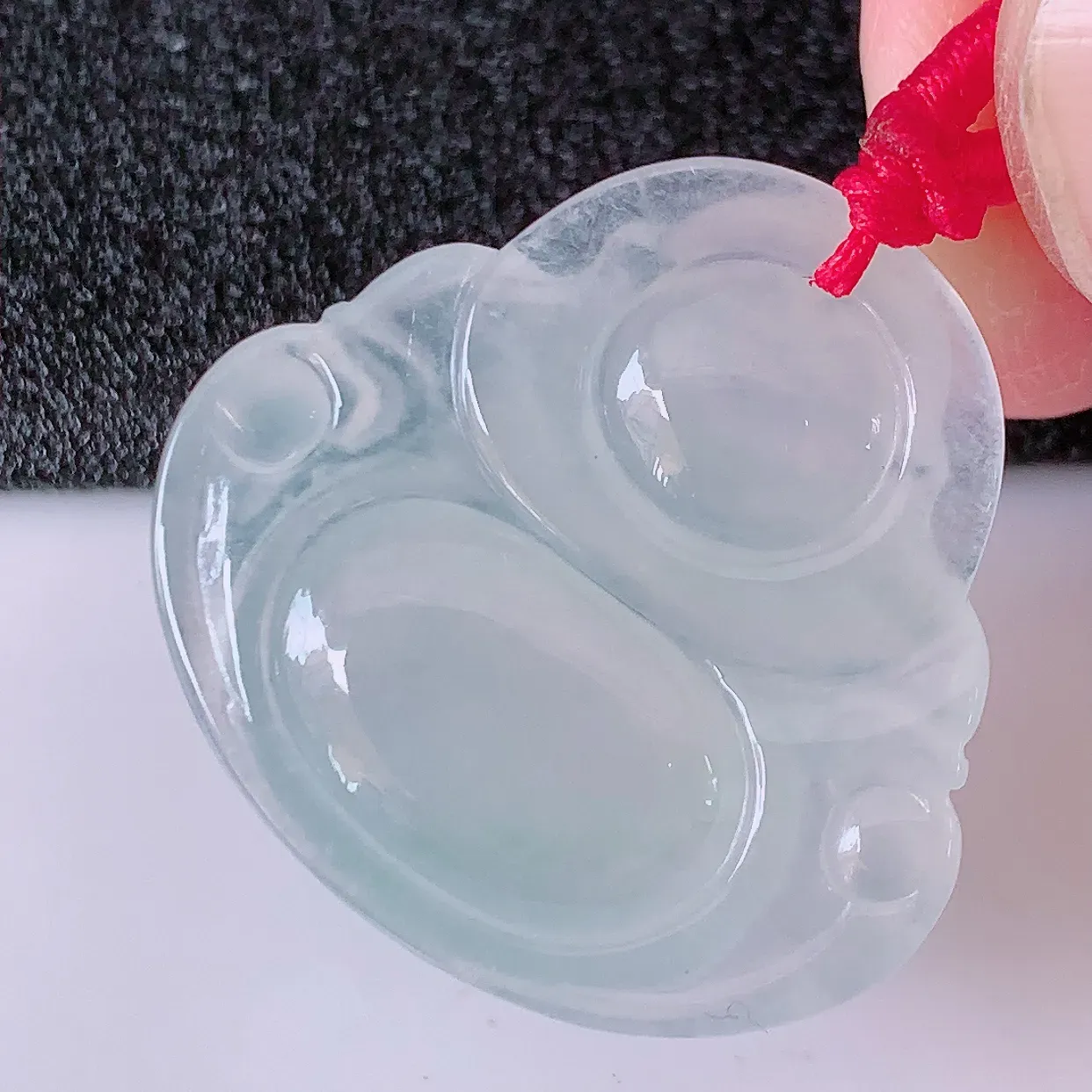 自然光实拍，冰种翡翠佛公，水灵起胶，翠色迷人，佛公在心中，一生平安， 饱满圆润， 开怀大笑佛公，配戴灵气十足！#03.31