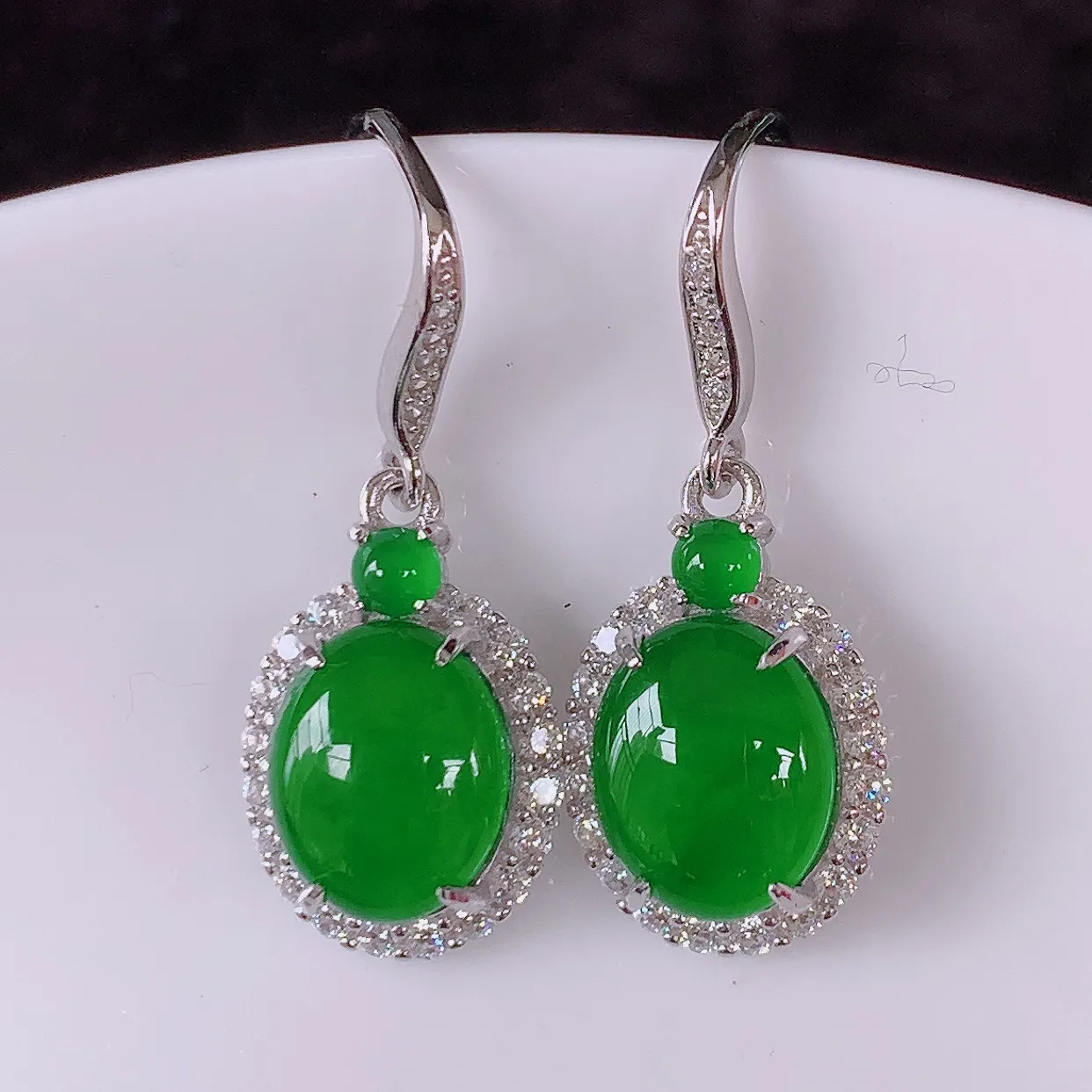 冰透满绿翡翠925银镶嵌耳坠，自然光实拍，翠色灵动，颜色漂亮，种老水足，品相佳，佩戴佳品！#97.5整体27*11*5裸石9.5*7.5