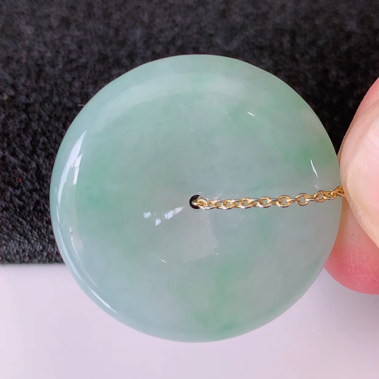 自然光实拍，冰胶飘绿翡翠平安扣吊坠，翠色灵动，种老水足，寓意好， 品相佳， 佩戴佳品！#00.31