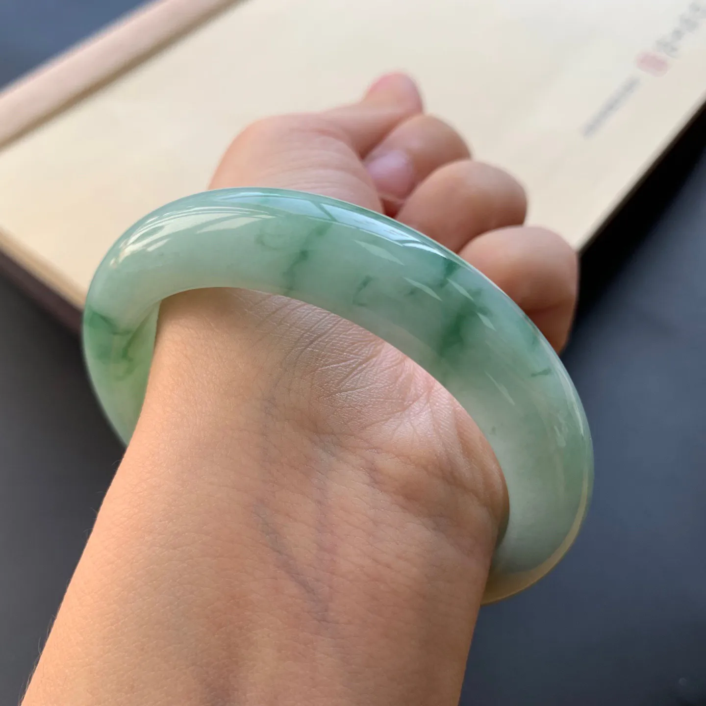 55.5圈口飘花正圈手镯 尺寸：55.5-12.5-8.6，无纹裂，细腻光滑，花色浓郁