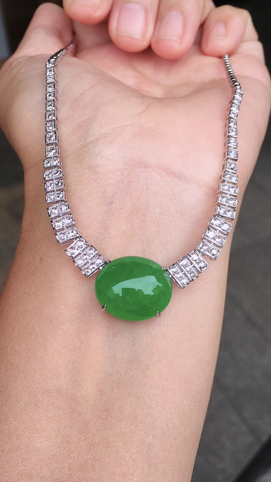 阳绿蛋面锁骨链，色泽均匀艳丽，玉质细腻，荧光感超
强，饱满圆润，尽显优雅气质，18k
金豪华镶嵌