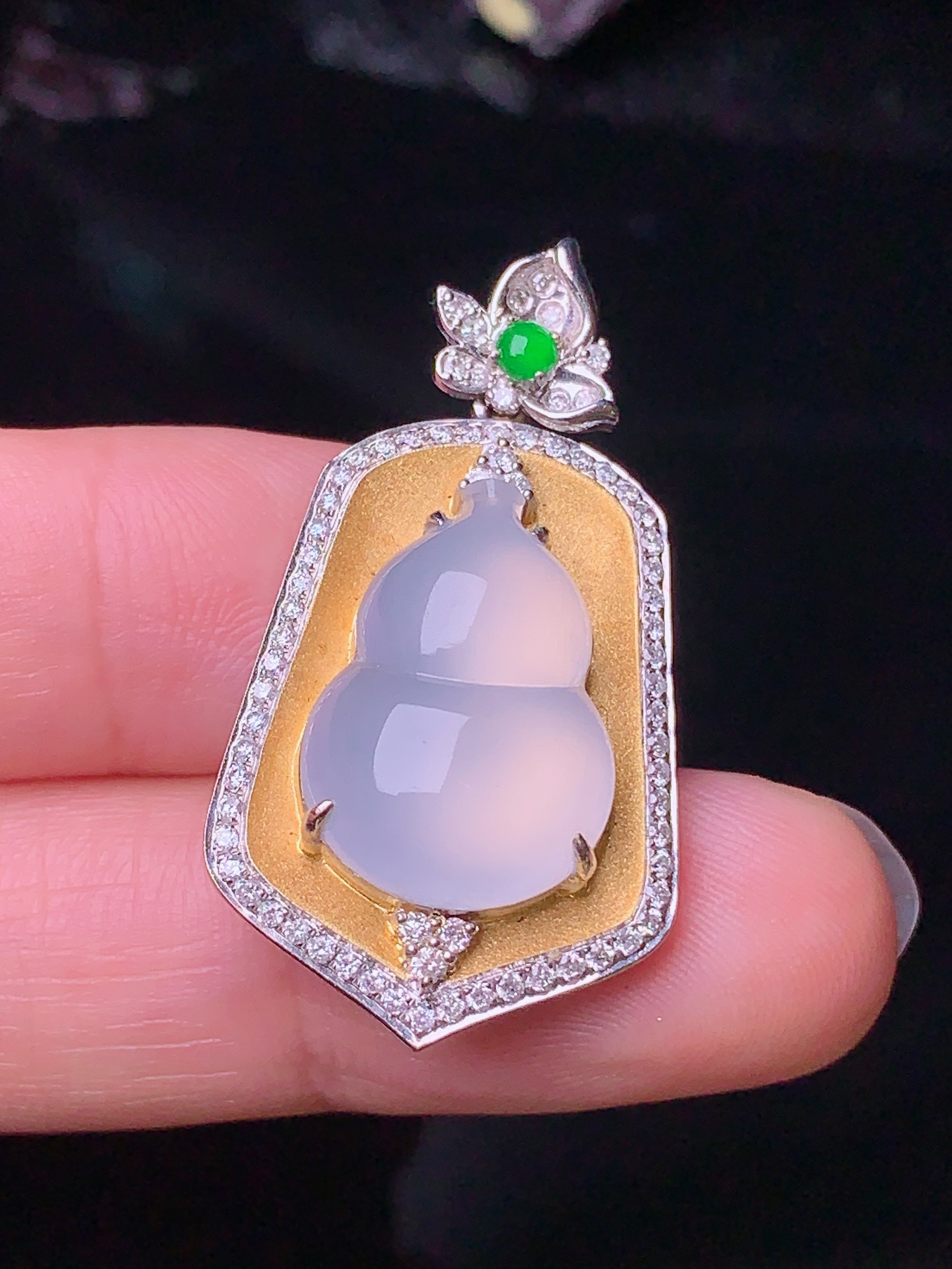 18k金钻镶嵌冰种葫芦吊坠 玉质细腻 色泽艳丽 整体尺寸24*18.5*9