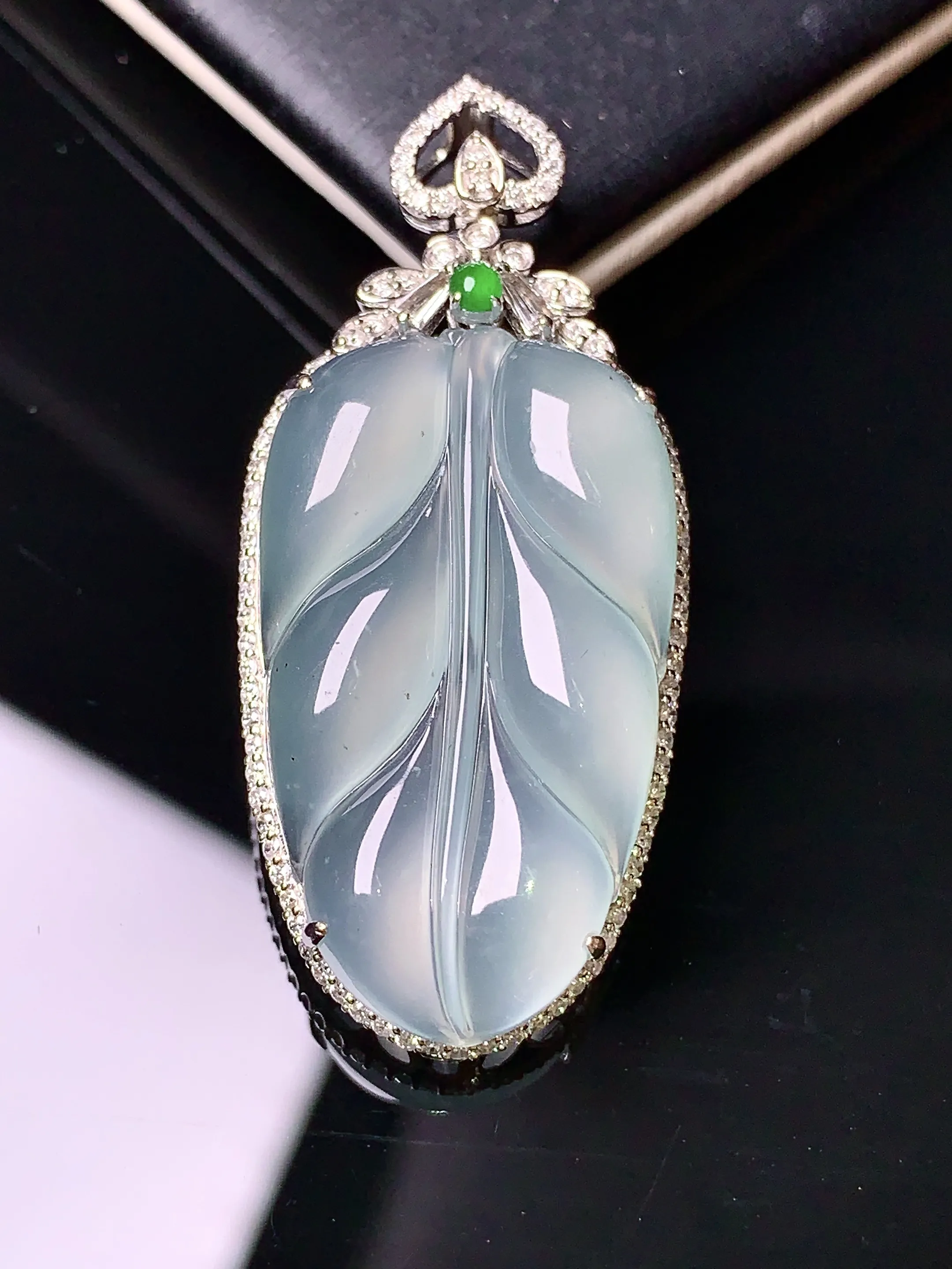 18k金钻镶嵌冰种树叶吊坠 玉质细腻 色泽艳丽 整体尺寸39.5*17.8*7