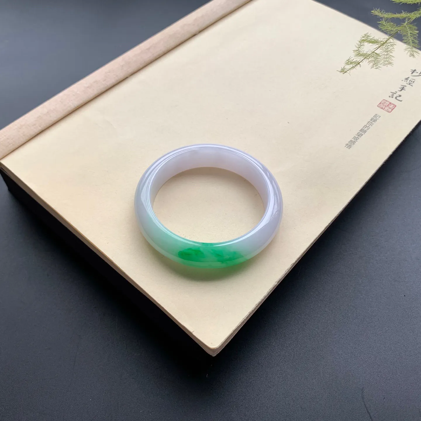 57圈口辣绿正圈手镯 尺寸：57-14-8.3，无纹裂，色泽靓丽，优美迷人