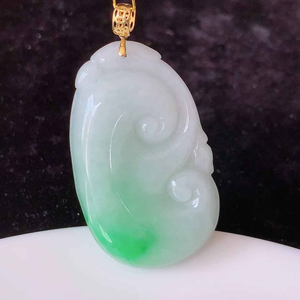 18k金镶嵌飘绿翡翠万事如意吊坠，沁人心脾，精致典雅的设计，为佩戴者，增添色彩，送礼自留都是佳品选择