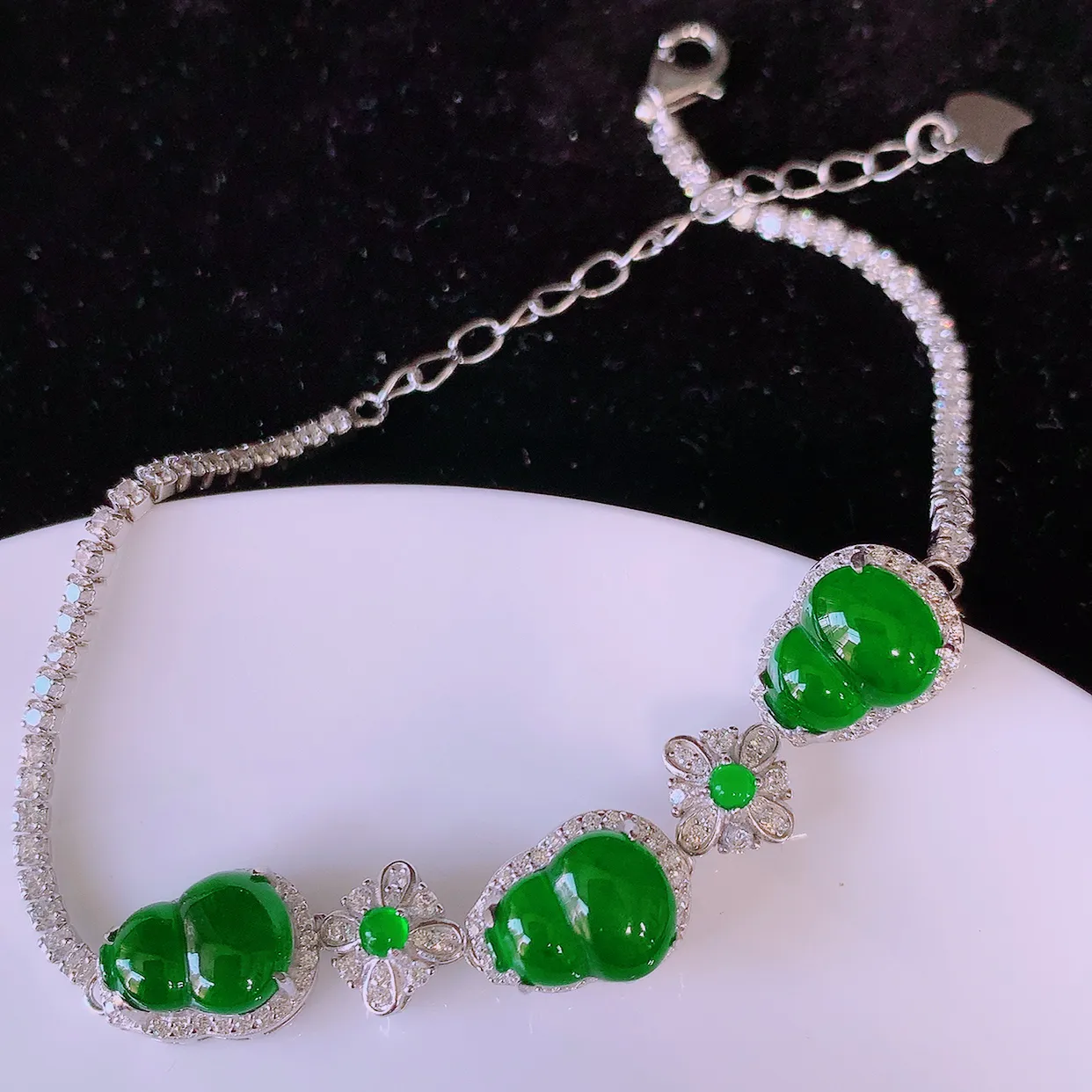 冰透满绿翡翠925银镶嵌葫芦手链，自然光实拍，翠色灵动，颜色漂亮，种老水足，品相佳，佩戴佳品！#97.31葫芦整体11.5*9*6.2  裸石9.5/7mm