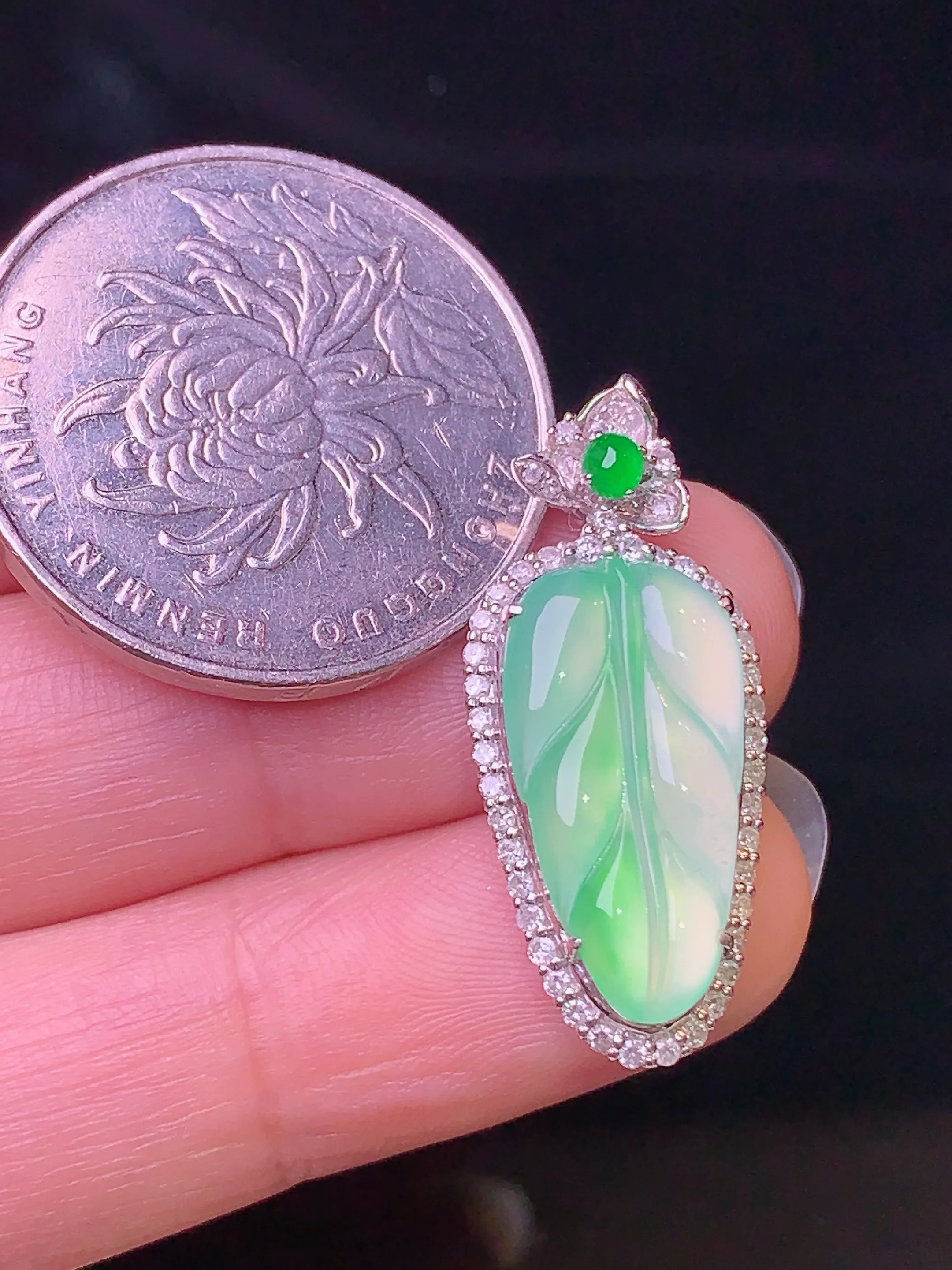 18k金钻镶嵌翠绿树叶吊坠 玉质细腻 色泽艳丽 整体尺寸28.2*12.2*6.3