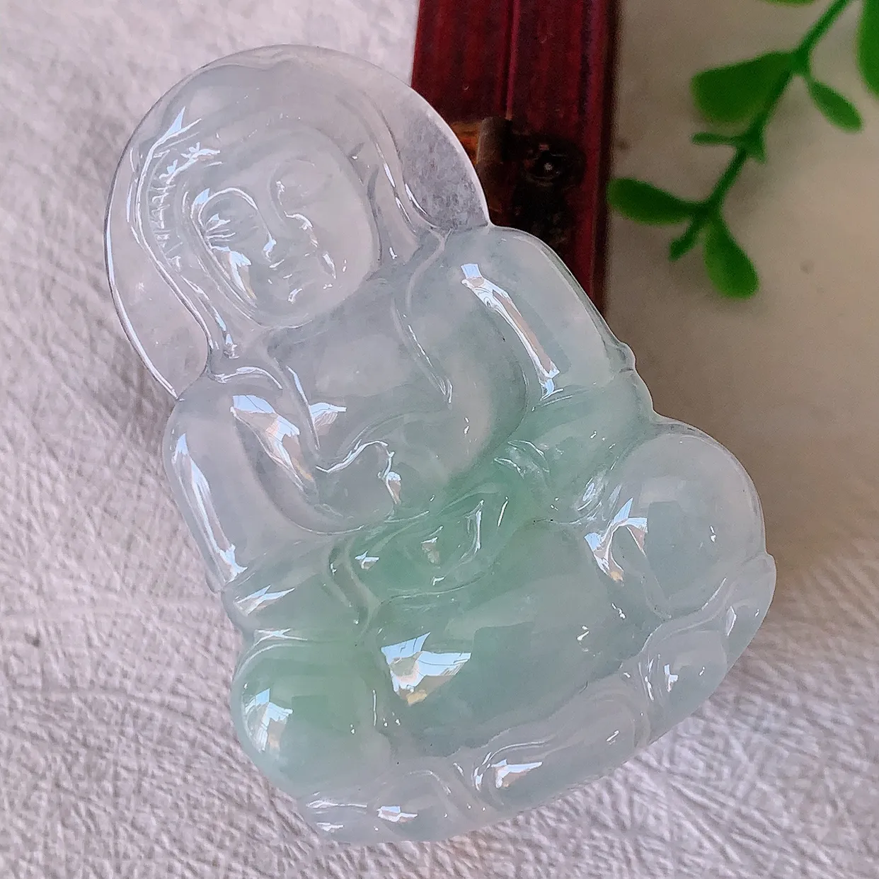 自然光实拍，冰种飘绿翡翠正装观音菩萨吊坠，赐福翡翠观音，冰透， 起强玻璃光泽， 观音面相慈祥，雕琢细致， 佩戴气质！#46.31