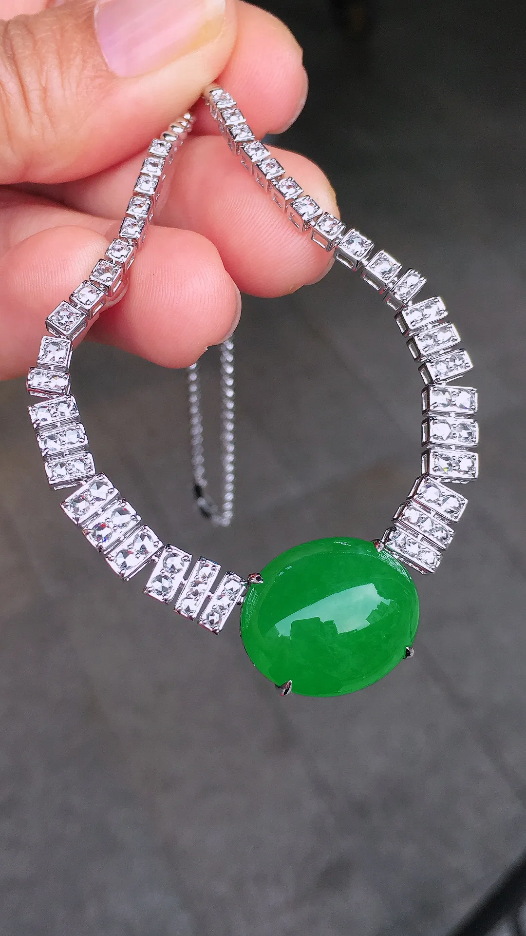 阳绿蛋面锁骨链，色泽均匀艳丽，玉质细腻，荧光感超
强，饱满圆润，尽显优雅气质，18k
金豪华镶嵌