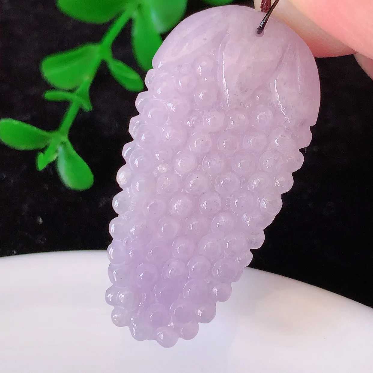 自然光实拍，多子多福葡萄紫罗兰翡翠吊坠，种老水足，雕工精湛 ，寓意美好， 佩戴时尚出众！#57.31