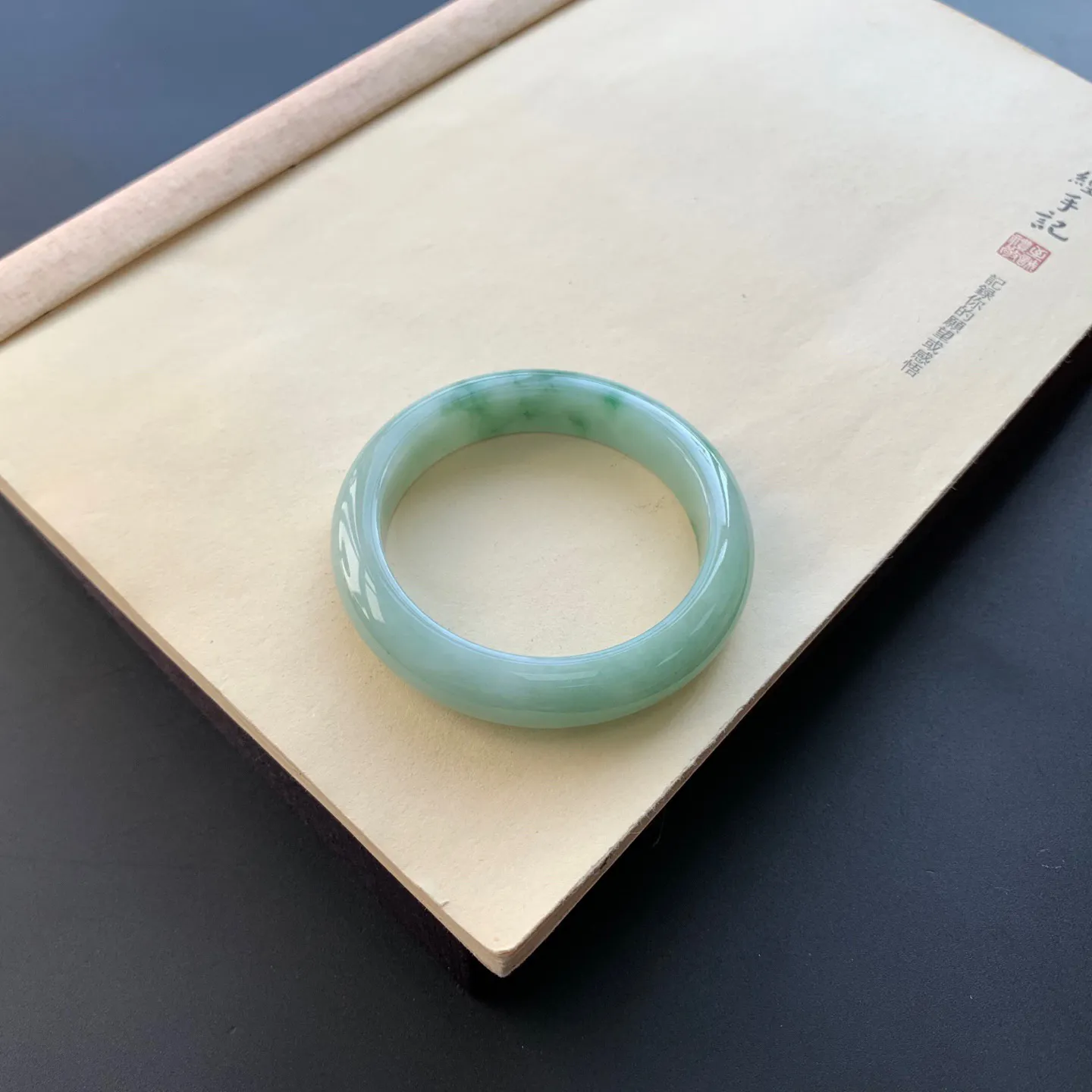 55.5圈口飘花正圈手镯 尺寸：55.5-12.5-8.6，无纹裂，细腻光滑，花色浓郁