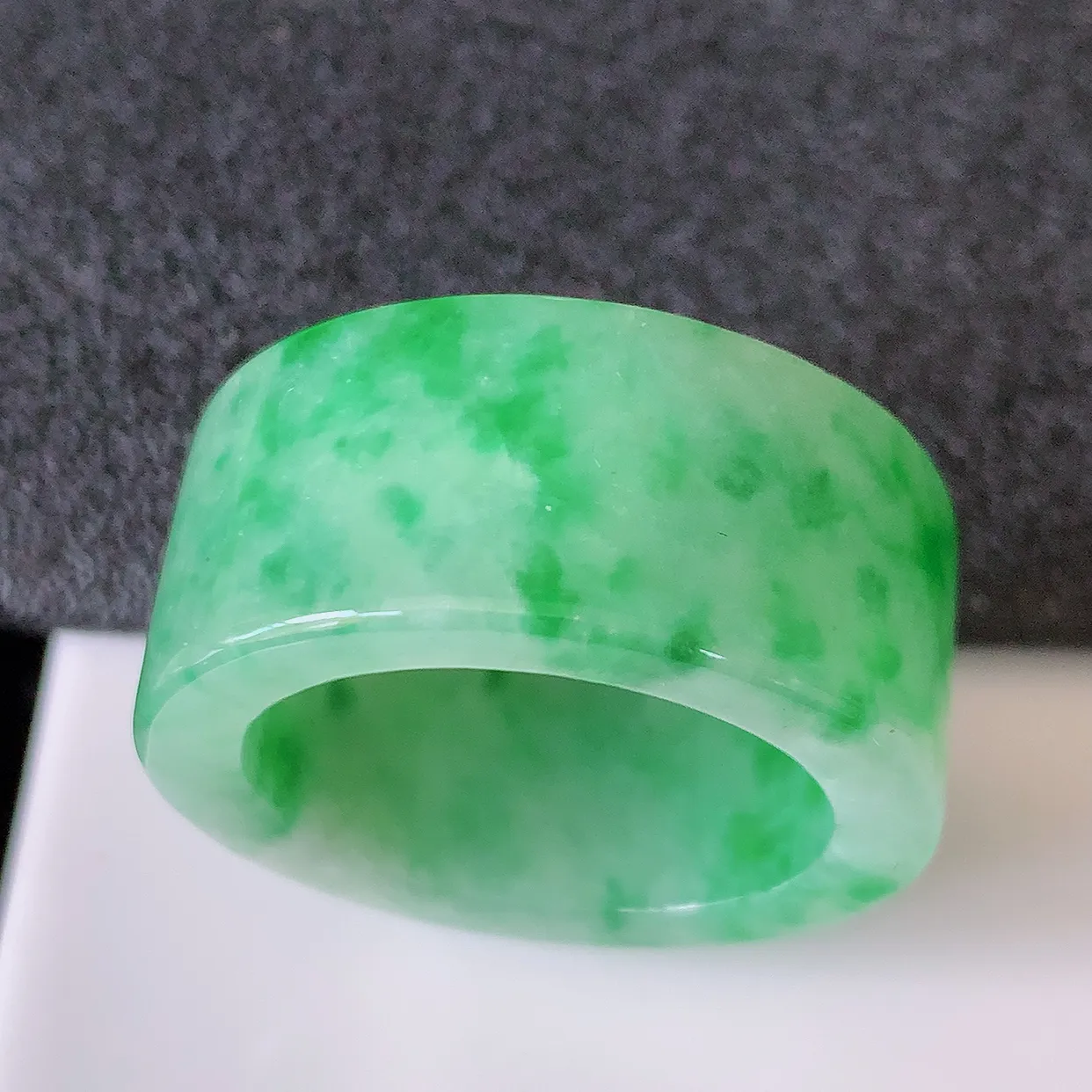 自然光实拍，21mm内径翡翠扳指，冰润指环，玉扳指，戒指，财源滚滚，玉质细腻起胶，26圈口，种水好！#68.31尺寸21*12*3.9 mm