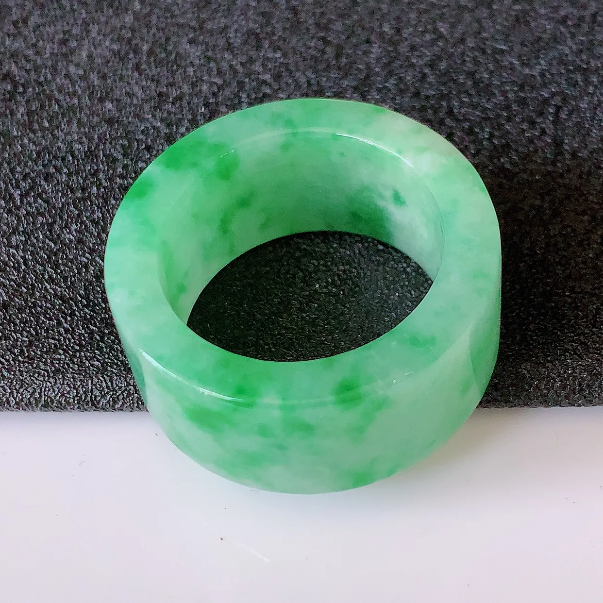 自然光实拍，21mm内径冰飘绿翡翠扳指，冰润指环，玉扳指，戒指，财源滚滚，玉质细腻起胶，26圈口，种水好！#68.31 尺寸21*12*3.9 mm