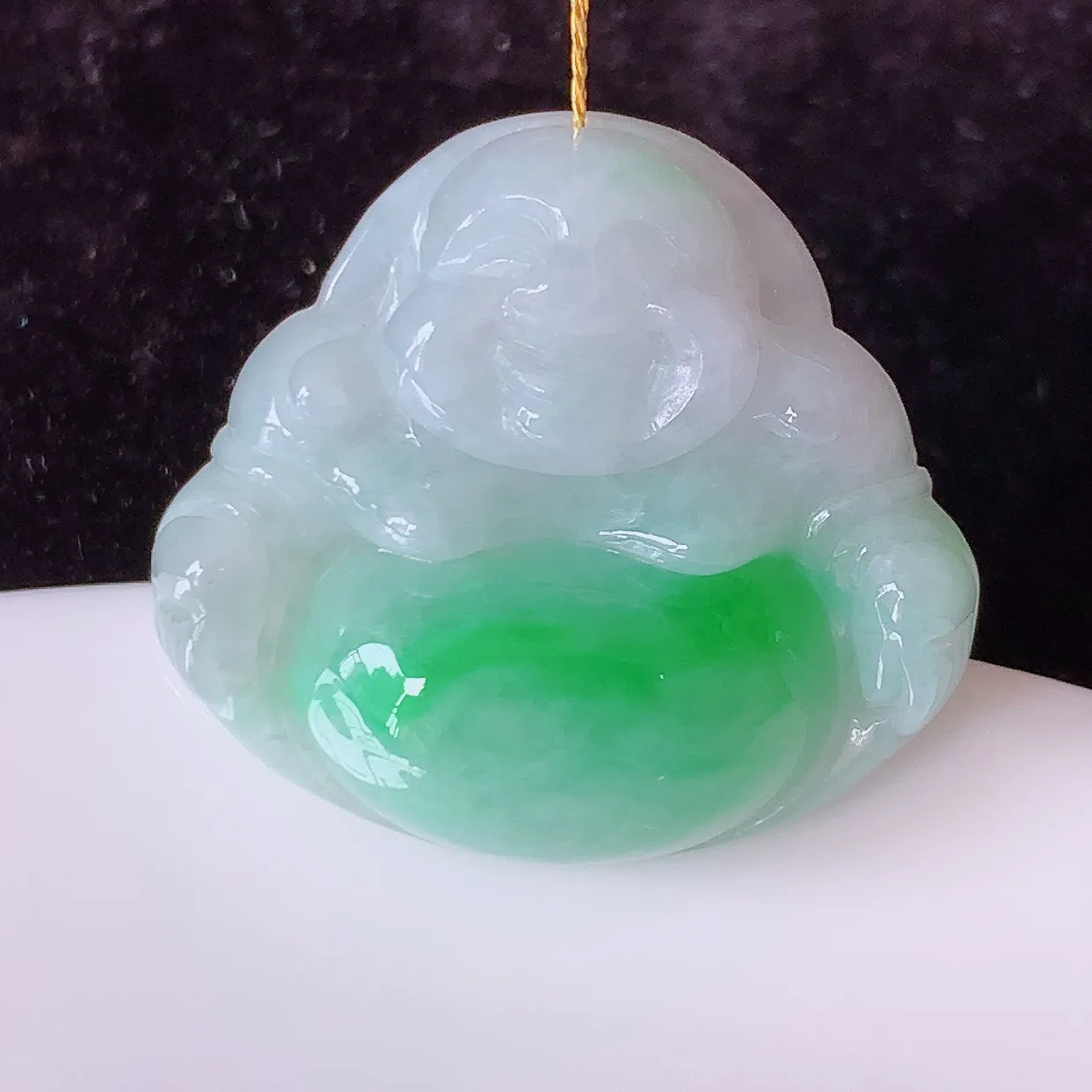 自然光实拍，冰润飘绿佛公吊坠，翡翠开心笑佛，种老水足，颜色漂亮， 立体饱满圆润， 佩戴效果赞#00.31