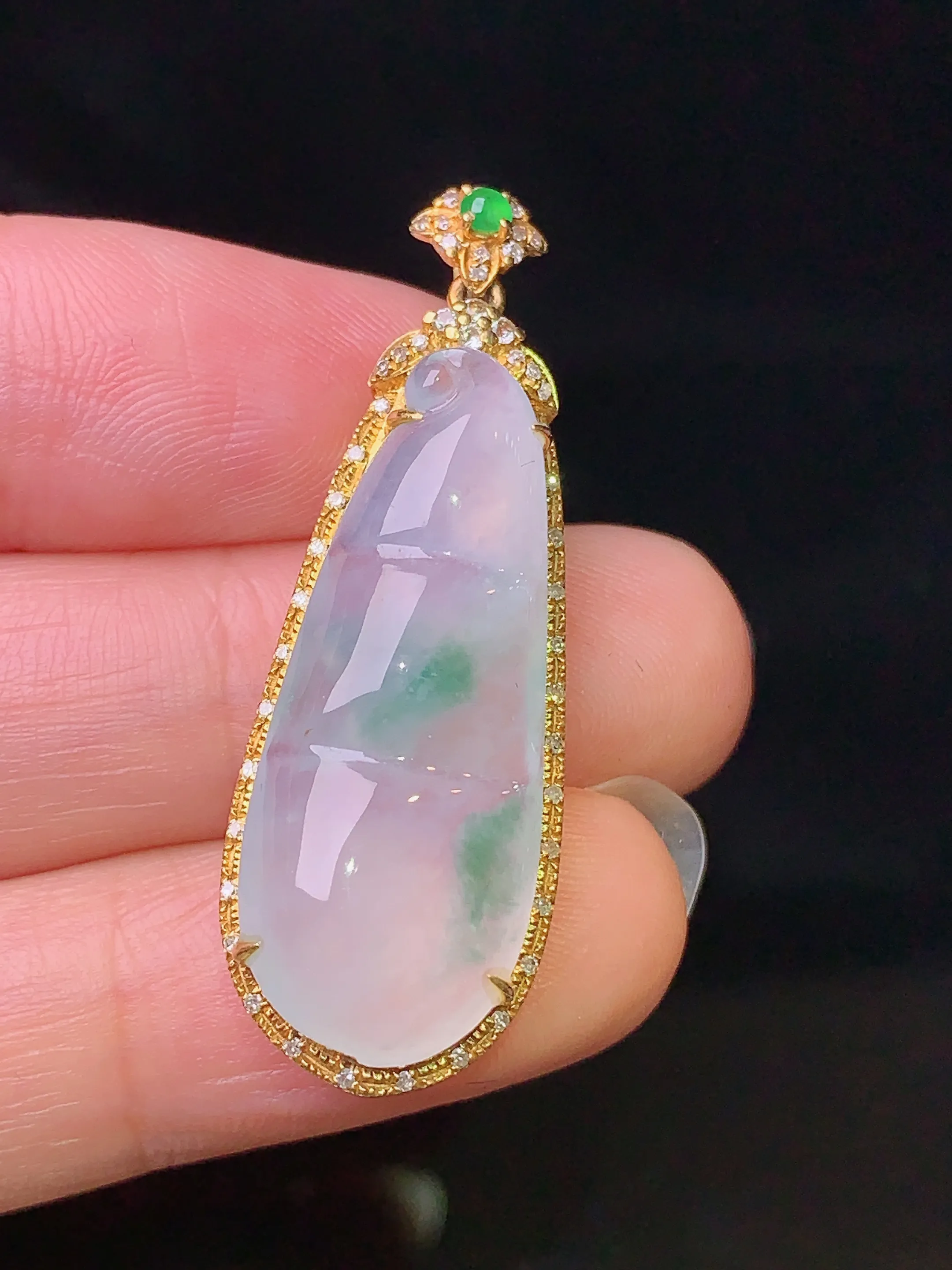 18k金钻镶嵌冰种飘绿四季豆吊坠 玉质细腻 色泽艳丽 整体尺寸39.5*13.5*7.5