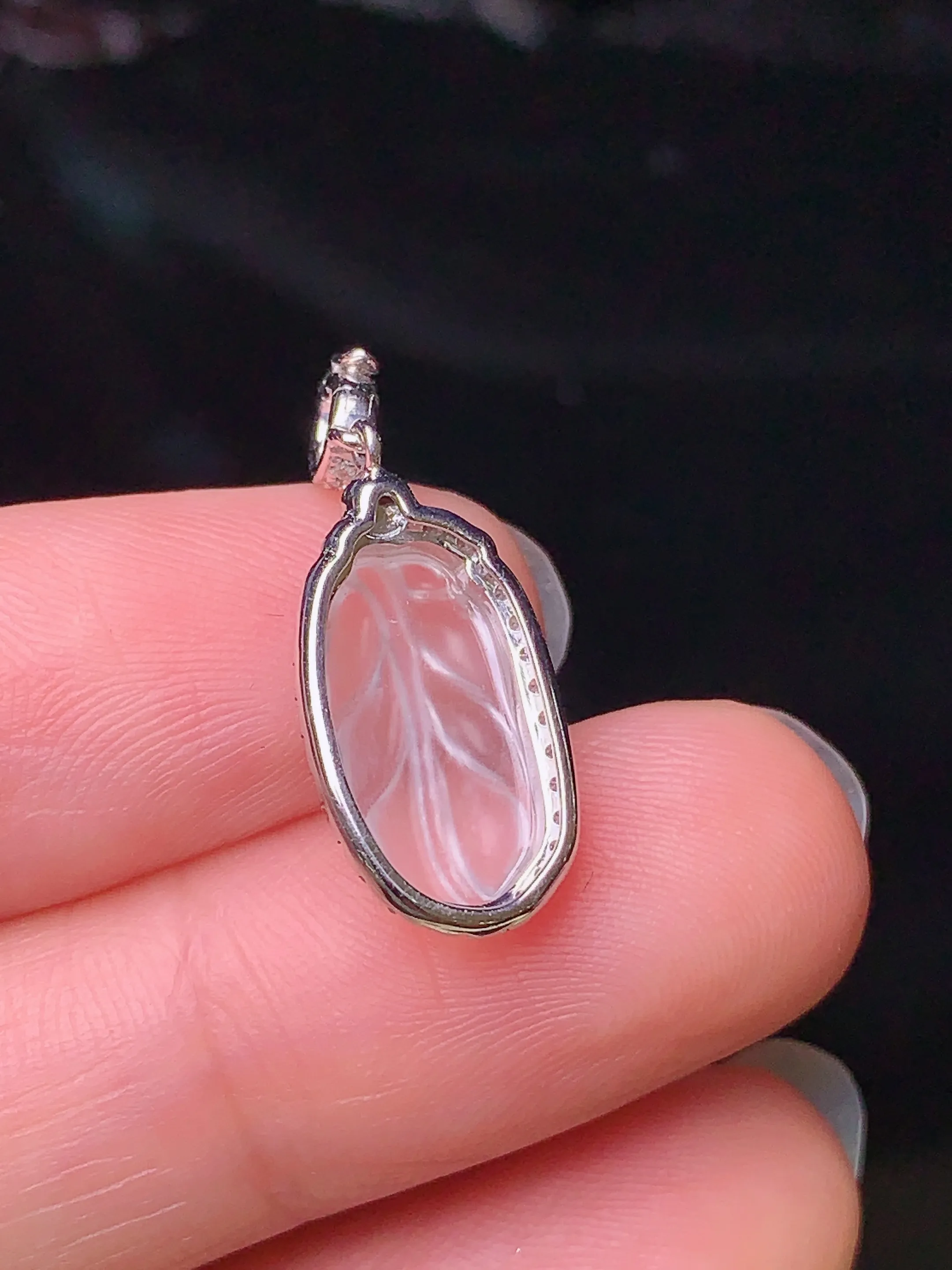 18k金钻镶嵌冰种树叶吊坠 玉质细腻 色泽艳丽 整体尺寸25.2*9.5*4