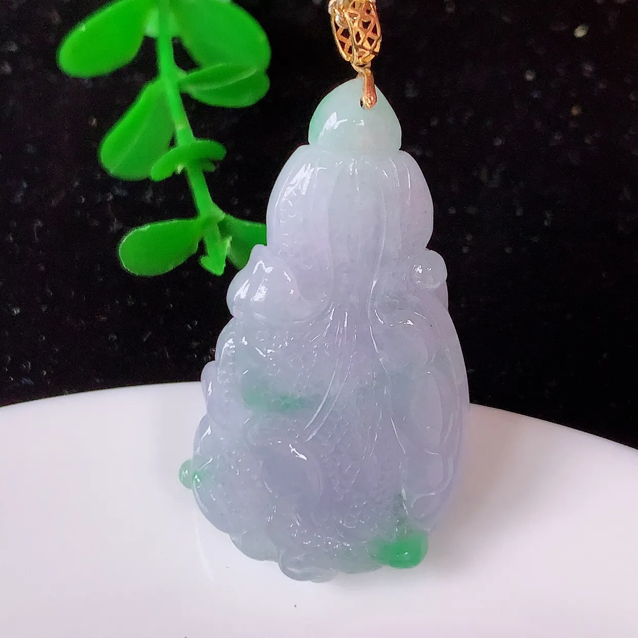 18K金镶嵌冰春带彩翡翠招百财白菜吊坠，百财聚来，财源滚滚，色泽鲜艳，精工水润的白菜，性价比高！#1.5