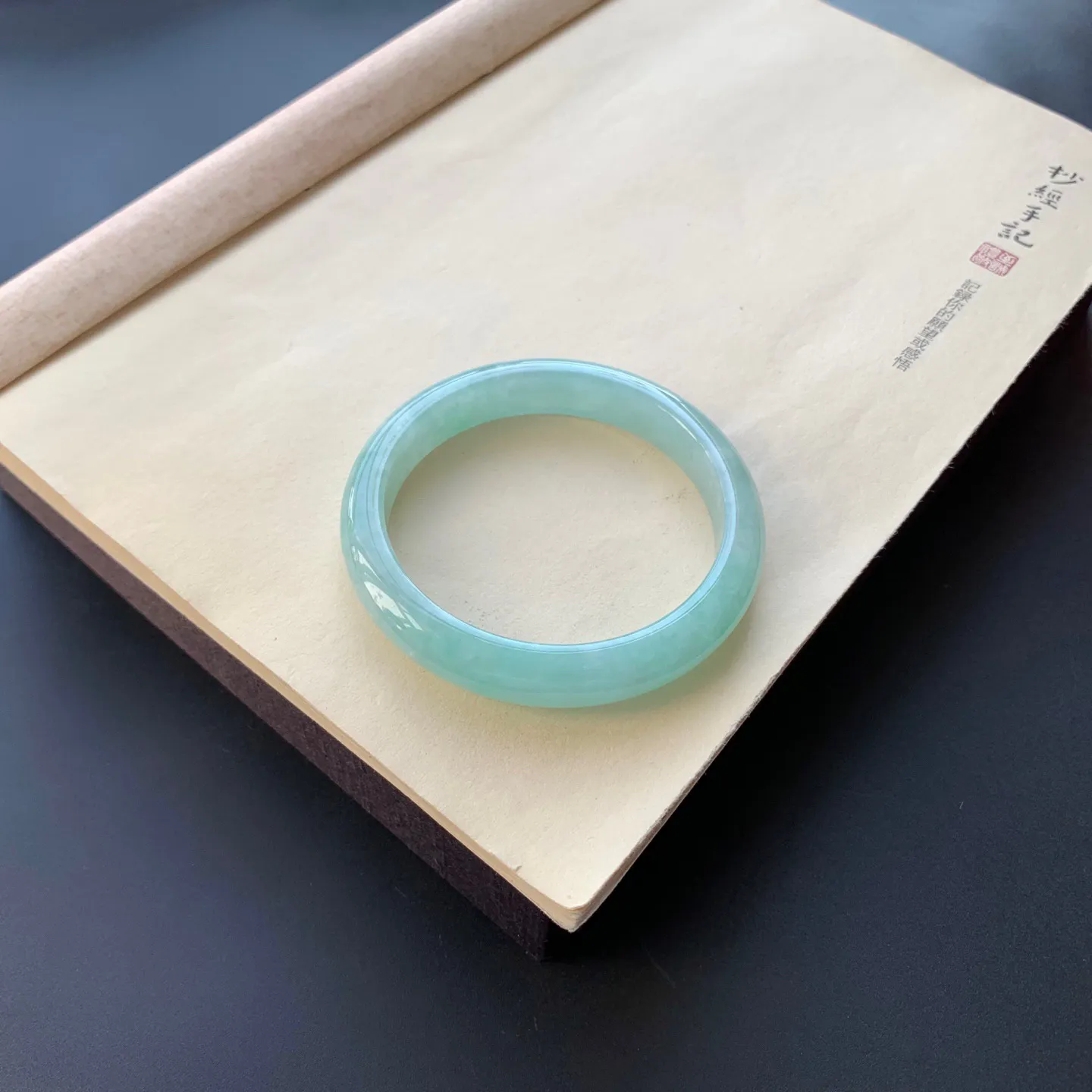 62.8圈口豆绿色正圈手镯 尺寸：62.8-12-8.5，无纹裂，色泽亮丽，清爽干净