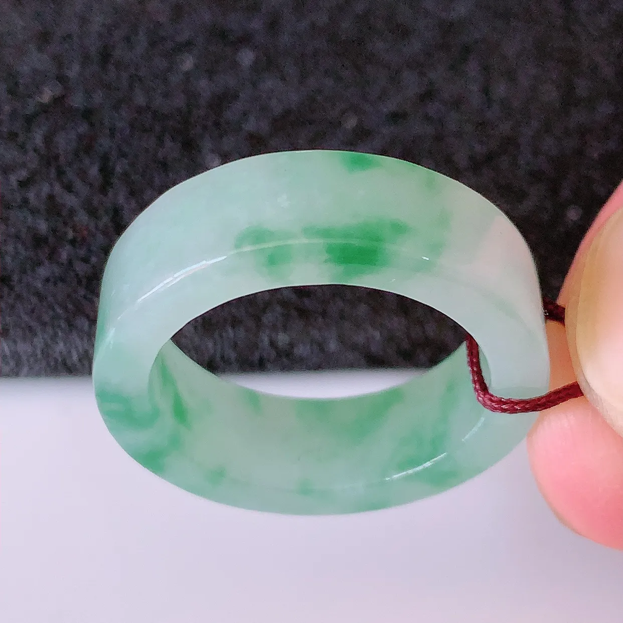 自然光实拍，18.2mm内径冰飘花翡翠指环，玉戒指，玉质莹润，好精美好冰润的指环， 18圈口，上手纤巧！#12.31尺寸18.2-6.8-3mm