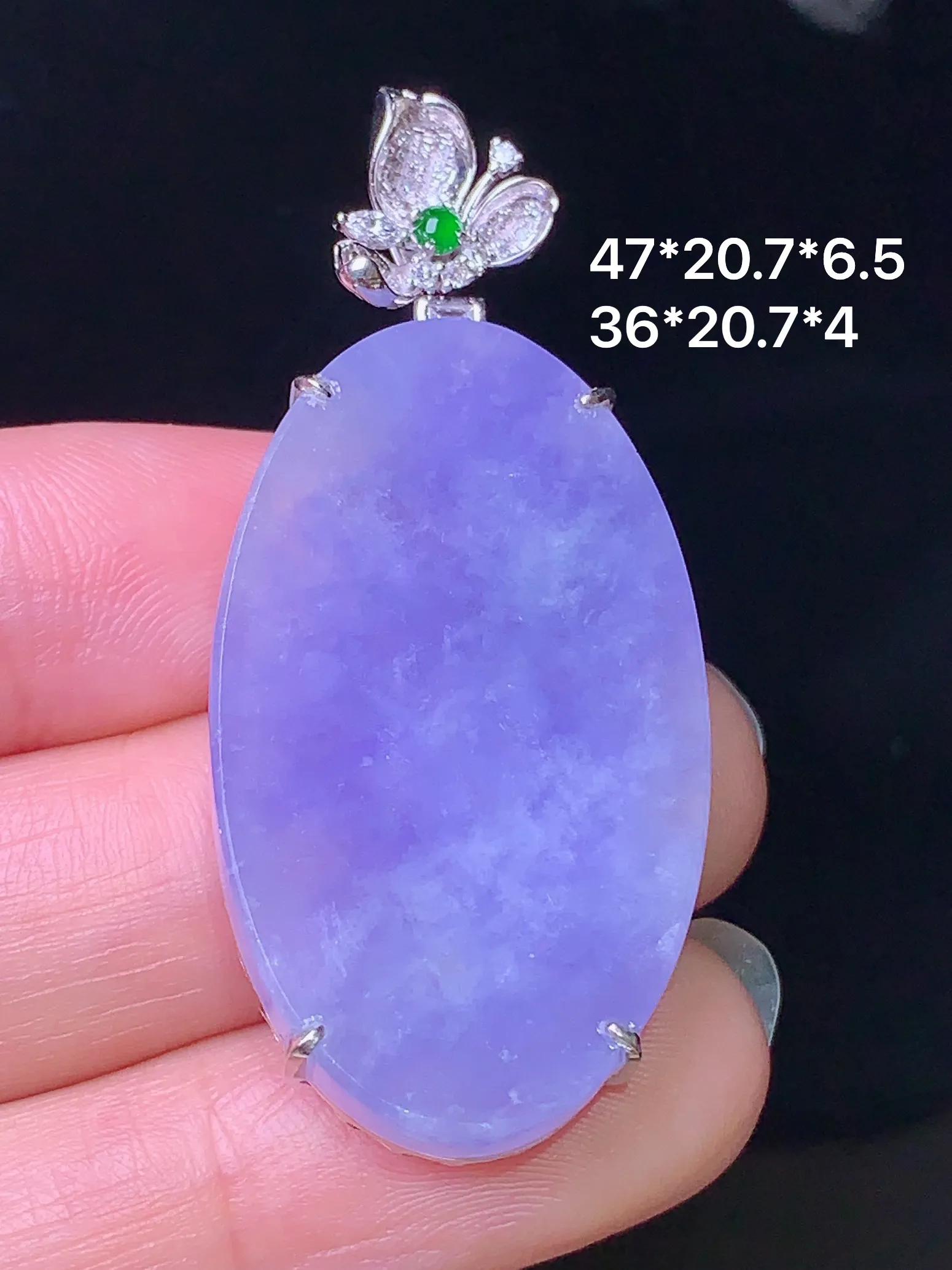 18k金钻镶嵌紫罗兰圆牌吊坠 玉质细腻 色泽艳丽 整体尺寸47*20.7*6.5