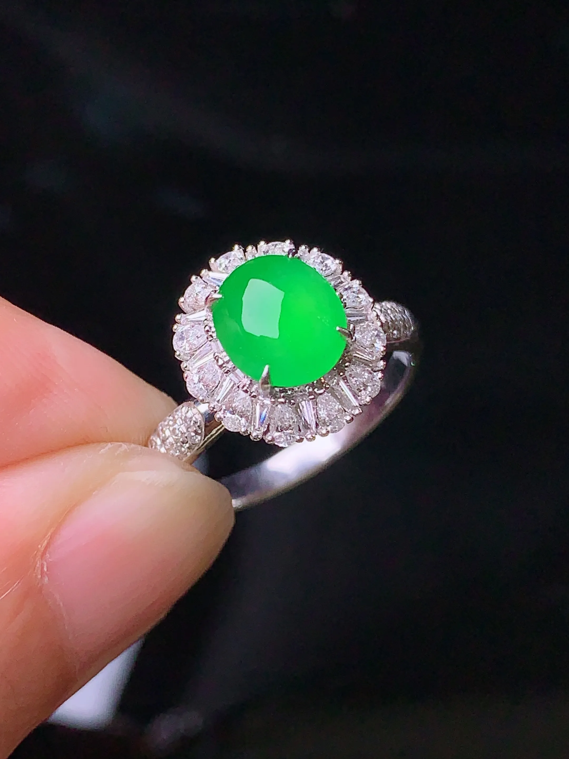 18k金钻镶嵌满绿蛋面戒指 玉质细腻 色泽艳丽 圈口14 整体尺寸12*11*9