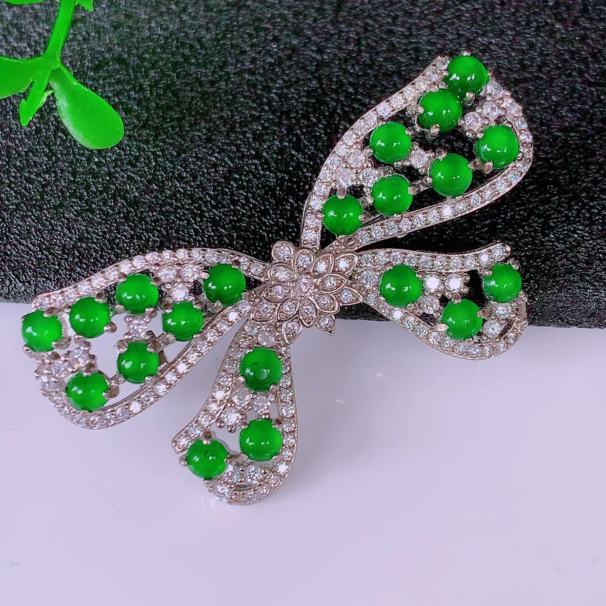 冰透满绿翡翠925银镶嵌蝴蝶结胸针，自然光实拍，翠色灵动，颜色漂亮，种老水足，品相佳，佩戴佳品！#97.5整体42.5*21*8裸石3*3