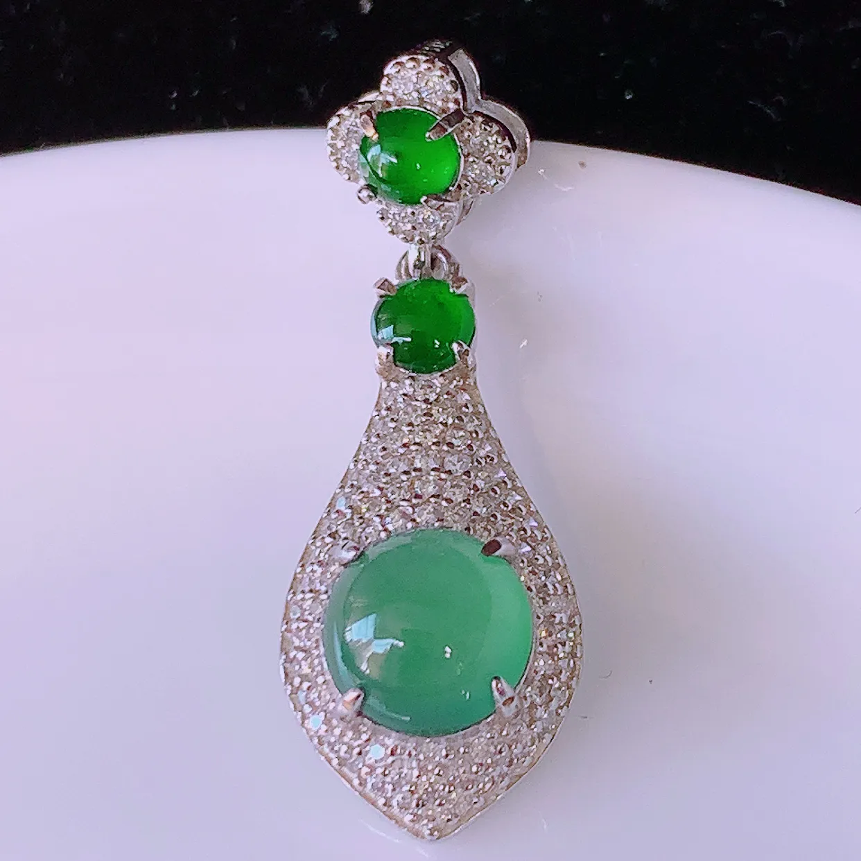 冰透满绿翡翠925银镶嵌吊坠，自然光实拍，翠色灵动，颜色漂亮，种老 水足，品相佳，佩戴佳品！#97.