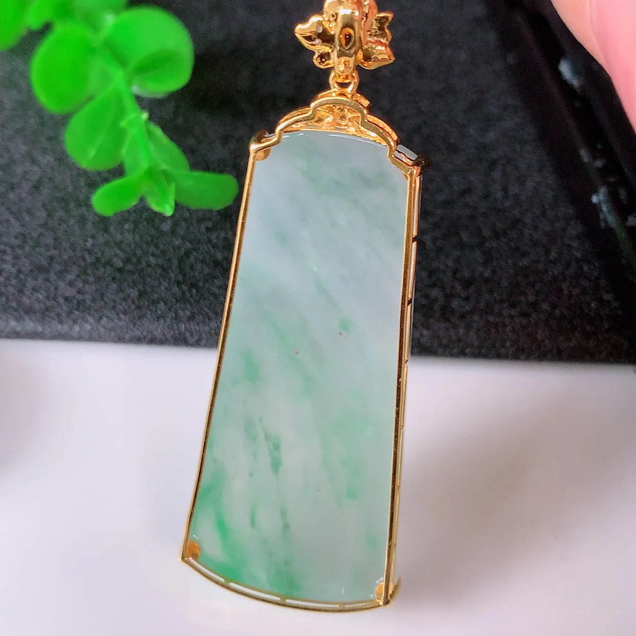 自然光实拍，18K金镶嵌冰种飘花翡翠平安无事牌吊坠，翡翠无事牌，平平安安，无事牌翠色灵动，佩戴平安时尚！#00.5整体46*21*6.6裸石43.8*19.5