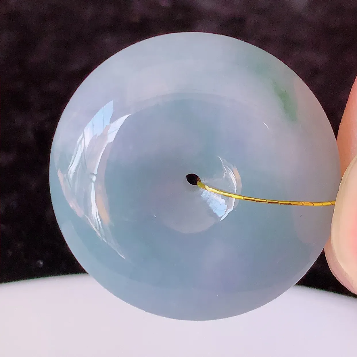 自然光实拍，水润紫罗兰飘花翡翠平安扣吊坠，品相佳，美感十足， 寓意平平安安， 平安扣佩戴精美时尚！#35.31