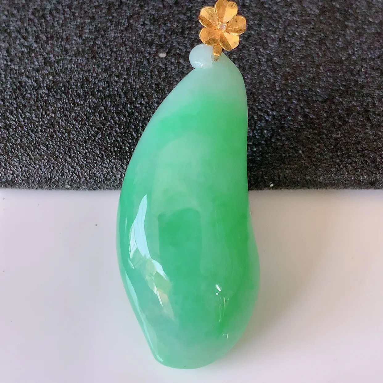 18K金镶嵌冰润满绿翡翠招财福瓜吊坠，精美饱满福瓜，种水足，形态圆润饱满， 福相十足 ！#01.31