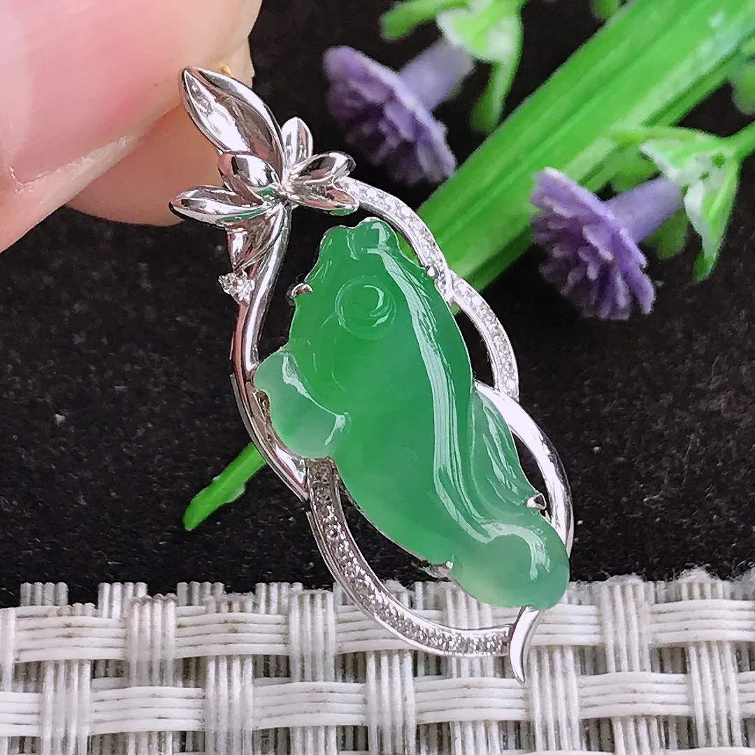 自然光34/13.3/7老坑18k金镶嵌冰种满阳绿小鱼吊坠翡翠玉坠挂件百搭连年有余