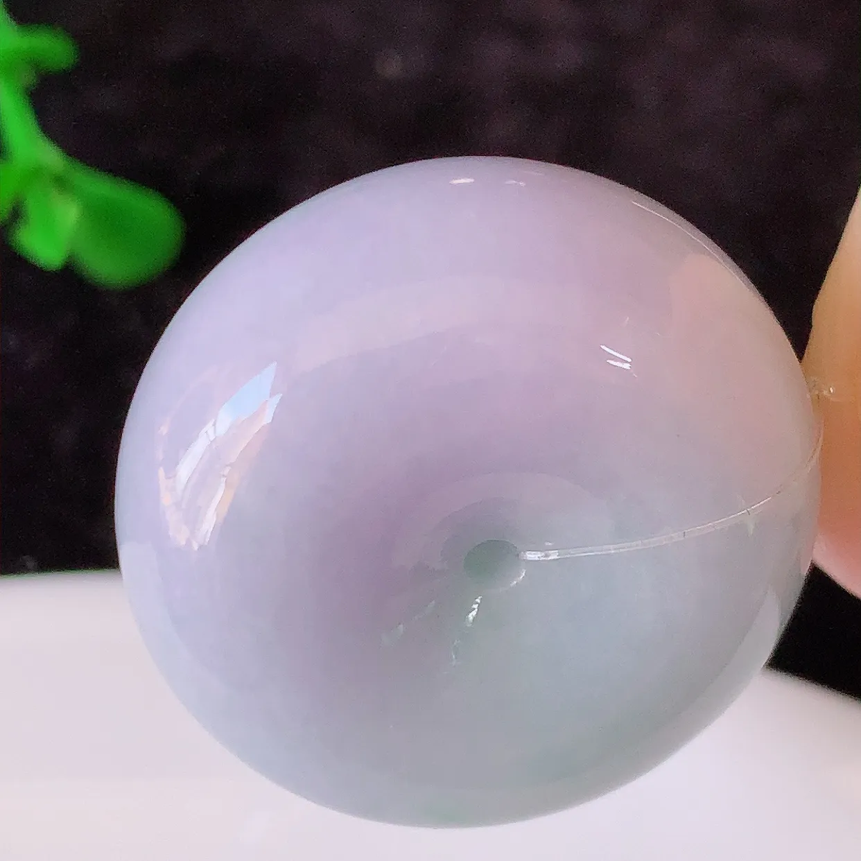 自然光实拍，冰润春带彩翡翠平安扣吊坠，形体饱满圆润，平安扣肥嘟嘟的， 平平安安，种水很好， 配戴精美！#49.31