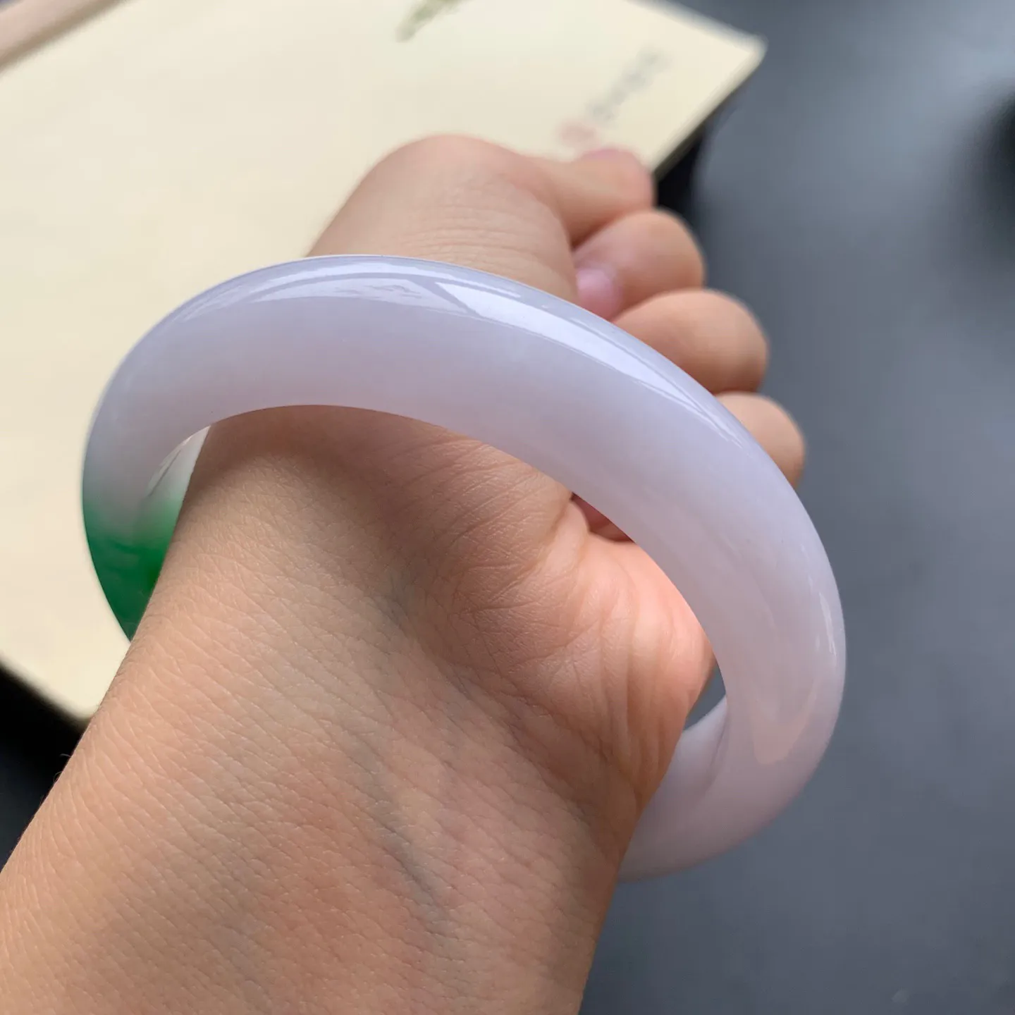 57圈口辣绿正圈手镯 尺寸：57-14-8.3，无纹裂，色泽靓丽，优美迷人