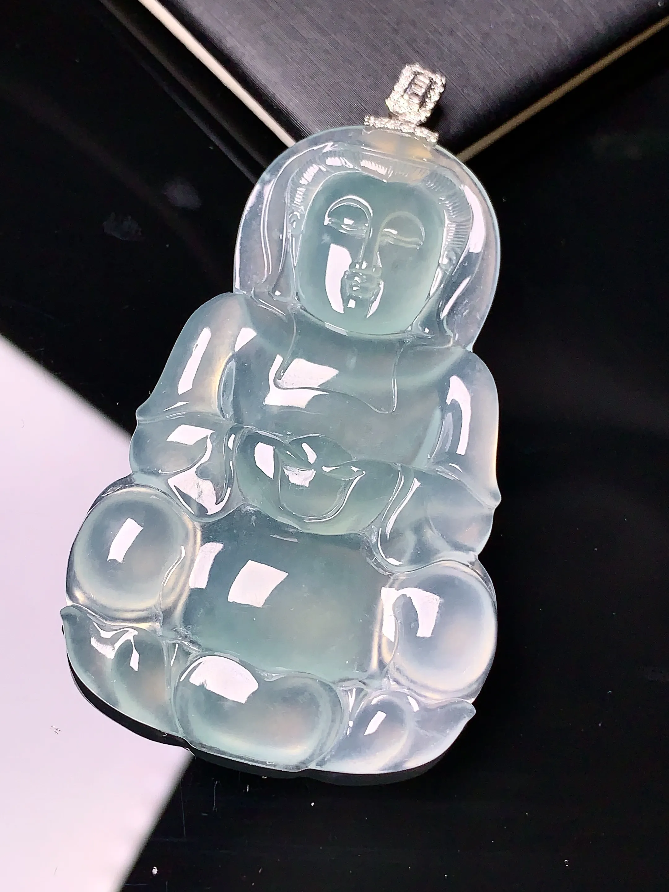 18k金钻镶嵌冰种观音菩萨吊坠 玉质细腻 色泽艳丽 整体尺寸44.5*35.5*5.5