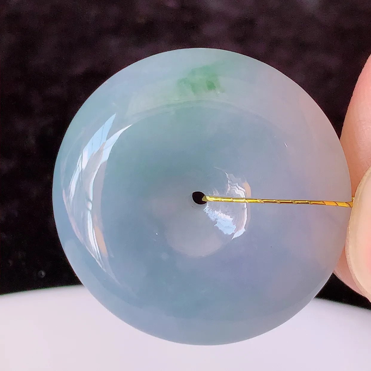 自然光实拍，水润紫罗兰飘花翡翠平安扣吊坠，品相佳，美感十足， 寓意平平安安， 平安扣佩戴精美时尚！#35.31