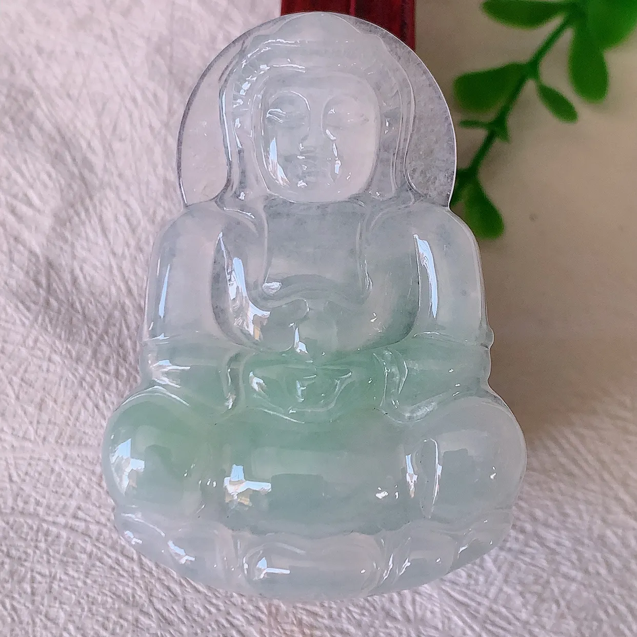 自然光实拍，冰种飘绿翡翠正装观音菩萨吊坠，赐福翡翠观音，冰透， 起强玻璃光泽， 观音面相慈祥，雕琢细