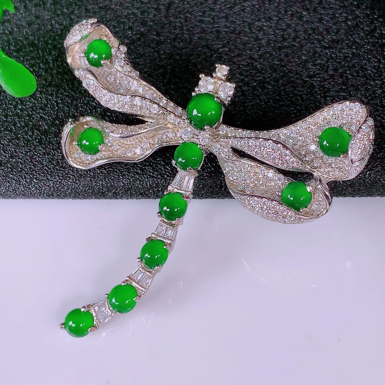 冰透满绿翡翠925银镶嵌蜻蜓胸针，自然光实拍，翠色灵动，颜色漂亮，种老水足，品相佳，佩戴佳品！#97